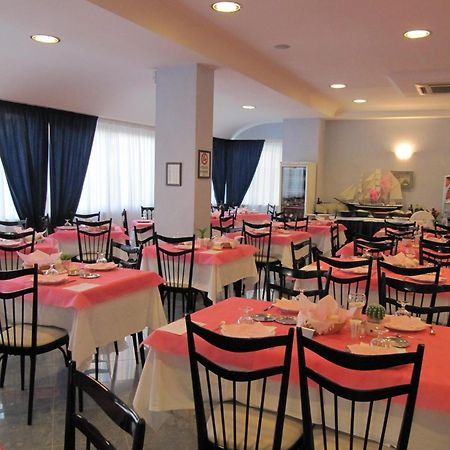 Hotel Monti Римини Экстерьер фото